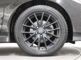 社外のアルミホイールが足元を飾ります!タイヤサイズは215/50R17となります。