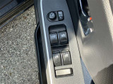 運転席扉内側部分です。【パワーウィンドウ】で窓の開け閉めもラクラクですね!