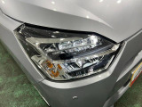 白く明るい光で夜間走行をサポートするLEDヘッドランプを搭載