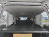 リアゲート開口部から見渡した荷室ベッドキット全体の写真です。マット表面の質感や室内幅、奥側空間のコンディションについて画像にてご確認ください。