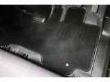 フロアマット標準装備。車内を清潔に保ちます。