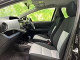 運転席からの視界は広く、運転操作もスムーズに行えます。ステアリングやペダルの配置も、人間工学に基づいて設計されています。
