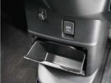 ◆センターロアボックス◆インパネ中央の下部には、ごみ箱としても使用する事ができるセンターロアボックスを装備しております。
