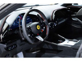 左Hの車両となります。カーペットカラーは《NERO》。アルカンターラ仕上げにも相まって高級感あふれる室内となります。