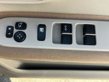 運転席からパワーウインドー・電動格納ミラーの操作が出来ます。また、パワーウインドーには運転席以外をOFFにすることができますので、お子様の安全防止としてご使用ください!