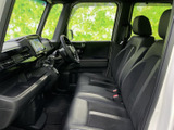 運転席周りの視界も良好で、安全な運転をサポートします。収納スペースも充実しており、小物を整理するのに便利です。
