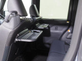 後席には折り畳み式のテーブルが装備されています。車内での軽食の時に便利ですね。