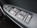 運転席ドアのパワーウィンドウスイッチと電動ドアミラーのスイッチです。