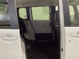 シートをはね上げれば、高さのある荷物も積めます。