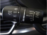 【オートワイパー機能】レバーをAUTOの位置にしているとき、レインセンサーが雨を感知すると、雨量に応じて、ワイパーが自動で作動します。