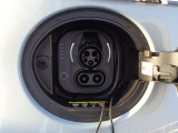 バッテリーの充電は直観的でシンプル。 普通充電は200Vに対応した充電ケーブル、急速充電は日本独自の規格であるCHAdeMOに対応しています。