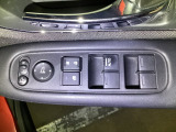 電動格納式リモコンドアミラーと、パワーウィンドウスイッチ等は運転席ドアにあります。