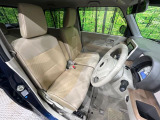 運転席まわりには十分なスペースがあり、大柄な方でもゆったり運転していただける環境です。