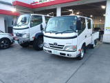 ちなみにノーマル車両との比較です。もう、別の車輛ですねw。巨大タイヤにアルミバンパー、ボディリフトで立派なSUV。ちなみにベース車両はMTですが、ATも製作時に選べます。どちらがお込みにですか?