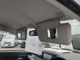 サンバイザーはうれしい運転席、助手席共に鏡付きです!