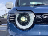 【LEDヘッドライト】LEDヘッドライトは、低消費電力で明るく、遠くまで照らす先進ライト。夜間走行時の視認性を高め、安全で快適なドライブをサポートします。