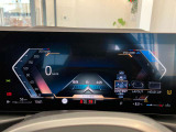 BMWのメーターパネルは選曲や、ラジオのチャンネルなども表示可能です。運転中に目線が泳ぐことなく、安全で疲れにくいです。