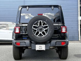 JEEPエンブレムが輝く後姿は見とれてしまうほど魅力的!