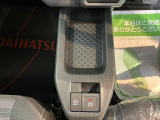 指先だけで簡単に操作が可能な電動パーキングブレーキを搭載。また、渋滞時や駐車券を取るシーンなどで便利なオートブレーキホールド機能も搭載しています。