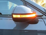 電動でドアミラーを開閉でき、スムーズに操作できます。