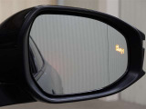 隣車線を走る車両をレーダーで検知し、ドアミラーでは確認しにくい後側方エリアに存在する車両に加え、急接近してくる車両も検知します。車両を検知するとドアミラーに搭載されたLEDインジケーターが点灯します。