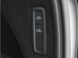 オートレベライザーは走行中に車両のサスペンションと衝撃吸収特性を自動的に制御して、快適性と機能性を最適な状態に保ちます。荷積みや乗り降りをしやすくするために、手動で車高を調節することもできます。