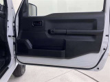 運転席側のドア内張は御覧の通りです。収納もあります。