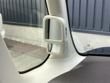 【サイドビューサポートミラー】停車時や発進時、対向車とのすれ違いや路肩に寄せるときなど、車両左側前方を確認するときに役立ちます。