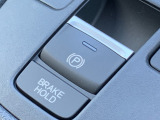 電動パーキングブレーキ・オートブレーキホールドです。ボタンを引っ張るだけでサイドブレーキがかかります。オートブレーキホールドは信号待ちや渋滞でもブレーキを踏み続ける必要なし!楽に運転できます!