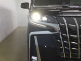 LEDヘッドライトです。デザイン性がよくとても明るいので、夜間の走行や悪天候でも安心です。しかも長寿命!