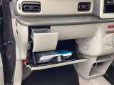 助手席側 カップホルダー、収納BOXです。収納BOXには、取り扱い説明書やメンテナンスノートなど入れることができます。