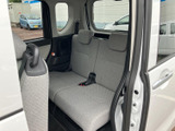 後部座席もゆったりとくつろげる広さ。長距離移動も疲れにくく、快適なカーライフをサポートします。快適な空間を提供します。