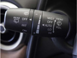 【オートワイパー機能】レバーをAUTOの位置にしているとき、レインセンサーが雨を感知すると、雨量に応じて、ワイパーが自動で作動します。