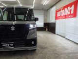 当店では専任のメカニックが大切なお客様のお車を一台一台丁寧に整備いたします。自社認証工場にてリフトアップし下回りまでキッチリ検査いたします。