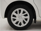 ◆純正ホイール装着車◆シンプルなデザインのホイールキャップ付きです。