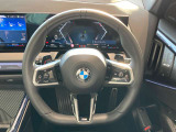操作性に優れたステアリングは、BMWの走りを支える大事な部品です。オーディオやハンズフリー通話、クルーズコントロール関連の操作もこちらに集約されています。