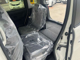 後部座席も十分な広さがあります!シートを倒せば荷物もさらに沢山積めますね♪
