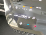 【オートエアコン】一度お好みの温度に設定すれば、車内の温度を検知し風量や温度を自動で調整。暑い&hellip;寒い&hellip;と何度もスイッチ操作をする必要はありません。快適な車内空間には必須の機能ですね♪