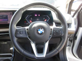BMWのステアリングは「正確さ」「自然な応答性」「一体感」を重視して設計されており、特に路面情報の伝わり方と車体との一体感が他メーカーと大きく異なるのが特徴です