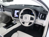 インストルメントパネルは僅かに運転席側へと傾けられているほか、余計なスイッチ類を可能な限り排し、運転に集中しやすい環境を造り出しています。