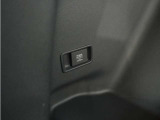 ラゲッジスペースにも電源ソケットが装備されており、便利にお使いいただけます。