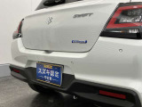 【後退時ブレーキサポート】リヤバンパーに4つの超音波センサーを内蔵し、車両後方にある障害物を検知。透明なガラスなども検知でき、コンビニの駐車場などでの衝突回避をサポートします。