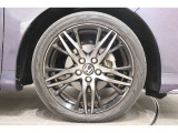 純正アルミホイールが足元を飾ります!タイヤサイズは215/55R17になります。