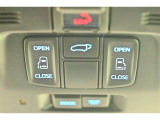 スマートキーや運転席のボタンを押すだけでリアゲートが自動で開閉します!荷物を持っている時や、高い位置にあるバックドアを閉める際に便利な機能です
