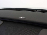 【harman/kardon】5つのスピーカーを内蔵したサウンドバーにより、ドライバーを包み込む音場を実現しました。また、洗練されたミニマルデザインは、キャビンをスタイリッシュに彩ります。