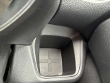 運転席の手の届く場所には500mlのパック飲料もピッタリ入る大きめのドリンクホルダーがございます(^^) ドライブ中の水分補給もバッチリです♪