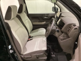女性でも運転がしやすいように、シートの高さ調整機能(シートリフター)がついています。運転席と助手席の間が空いている為、助手席側への移動がスムーズです。交通量の多い道でも助手席側から乗り降りができます。