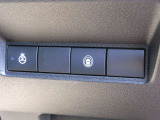 寒冷地仕様でステアリングヒーター付です。スイッチONで冷えた手も温まるので(^^)/、冬の運転にうれしい快適装備ですね。前席シートもドアミラーもヒーター付きです。