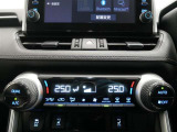 「オートエアコン」が付いています。1年中快適な室内を提供!車内温度を設定すると、風量を自動で調節してくれます。