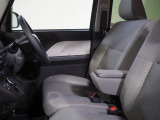 運転席にはアームレストが備わっています。